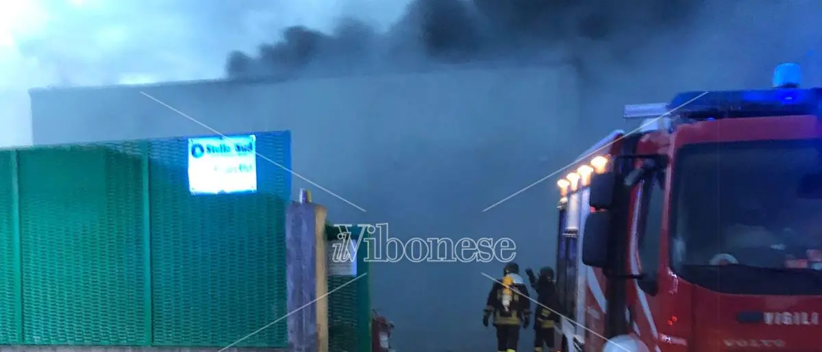 Vasto incendio in una discarica di San Nicola da Crissa