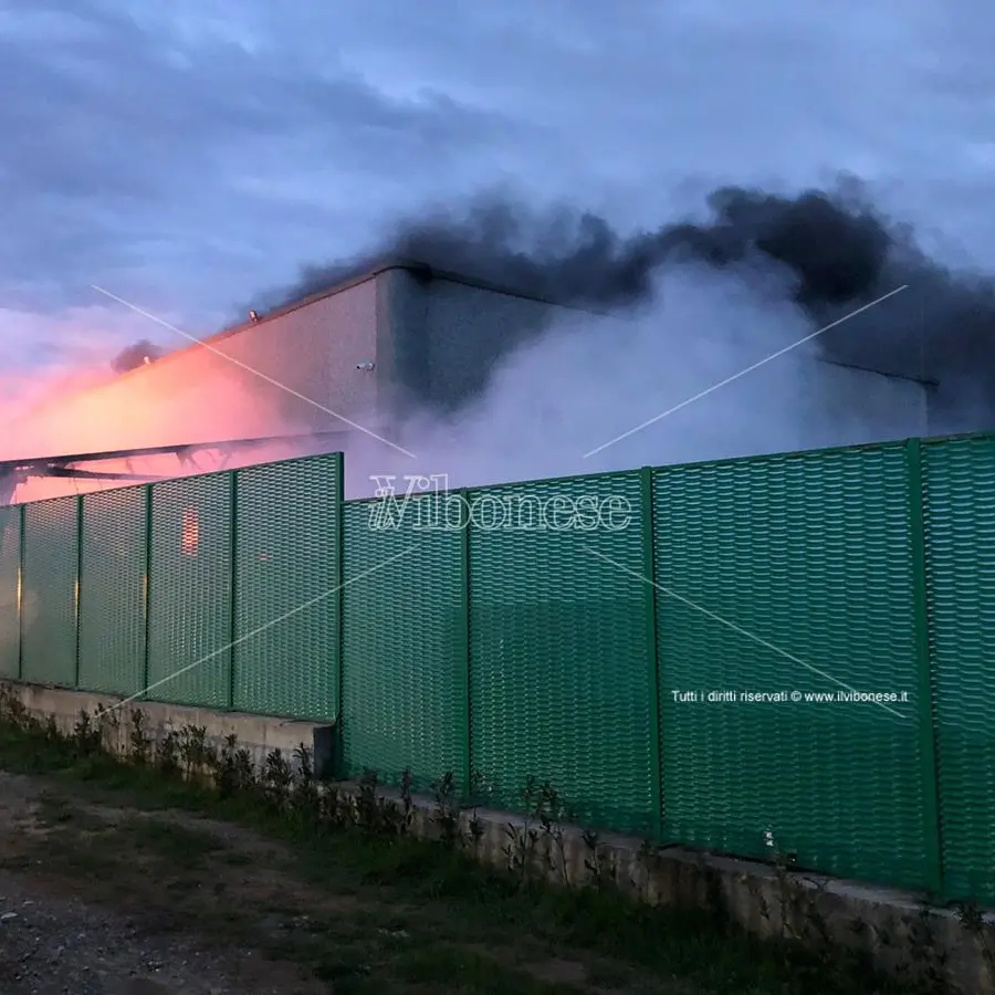 Incendio discarica a San Nicola da Crissa, il sindaco: «Pronti a dare una mano»