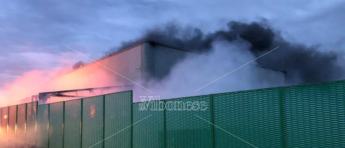 Incendio discarica a San Nicola da Crissa, il sindaco: «Pronti a dare una mano»
