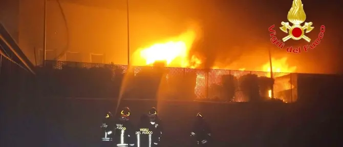 Incendio nella discarica di San Nicola da Crissa, i vigili del fuoco ancora sul posto