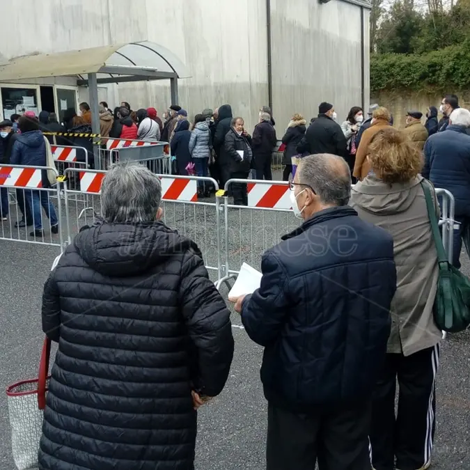 Il vaccino che nessuno vuole, 27mila dosi AstraZeneca in giacenza a Vibo - Video