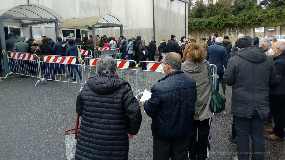 Il vaccino che nessuno vuole, 27mila dosi AstraZeneca in giacenza a Vibo - Video