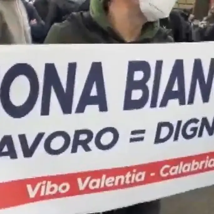 Da Vibo a Roma per difendere il lavoro e la dignità: «Ora fateci riaprire» - Video