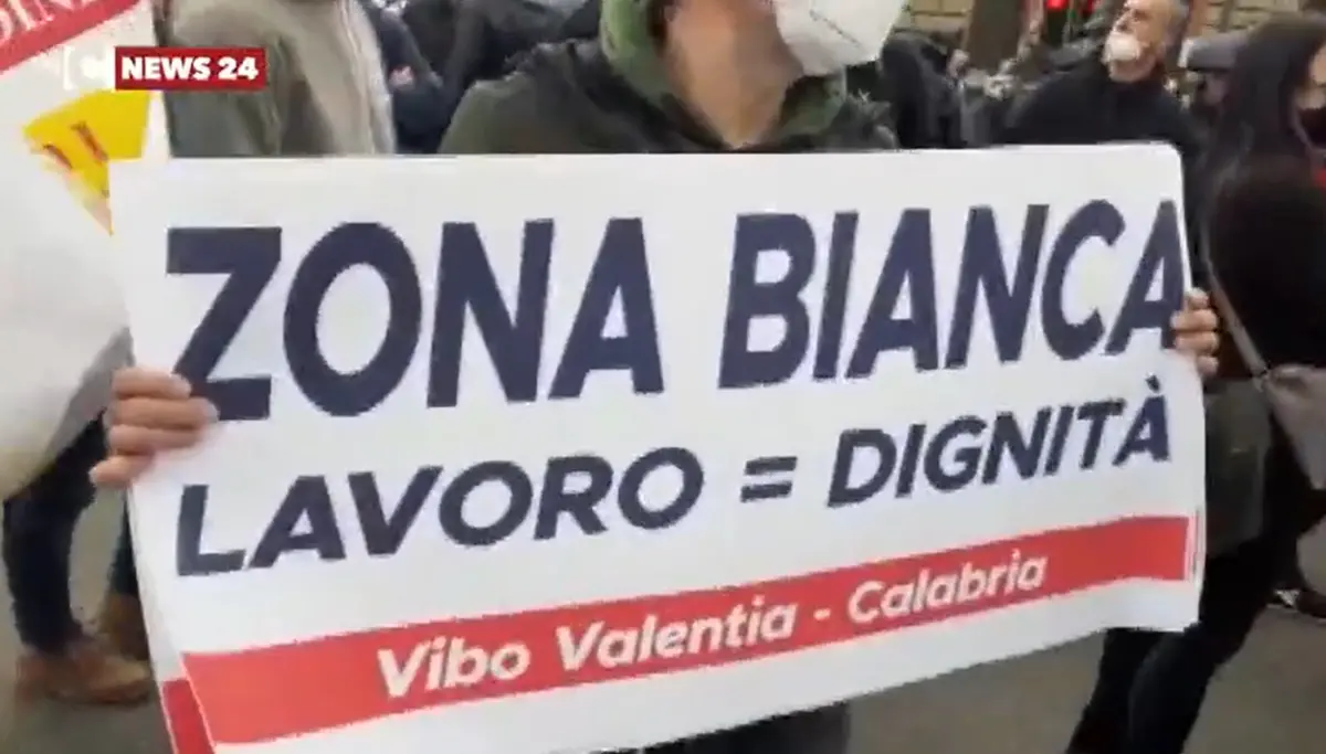 Da Vibo a Roma per difendere il lavoro e la dignità: «Ora fateci riaprire» - Video