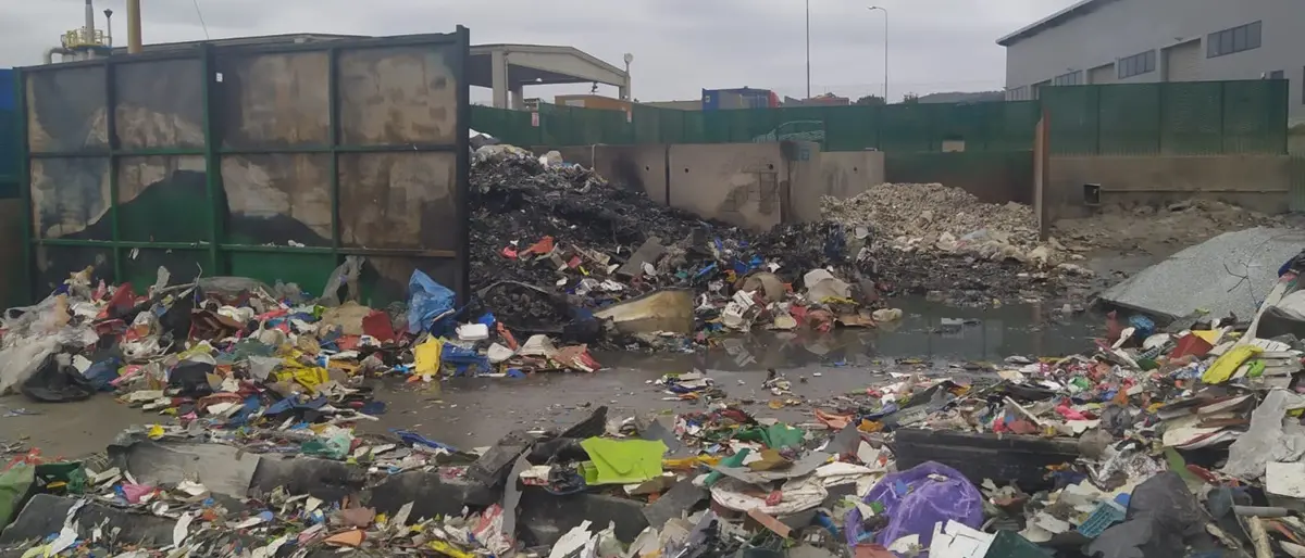 Incendio a San Nicola da Crissa, l’Arpacal: «Evitare il consumo di ortaggi»