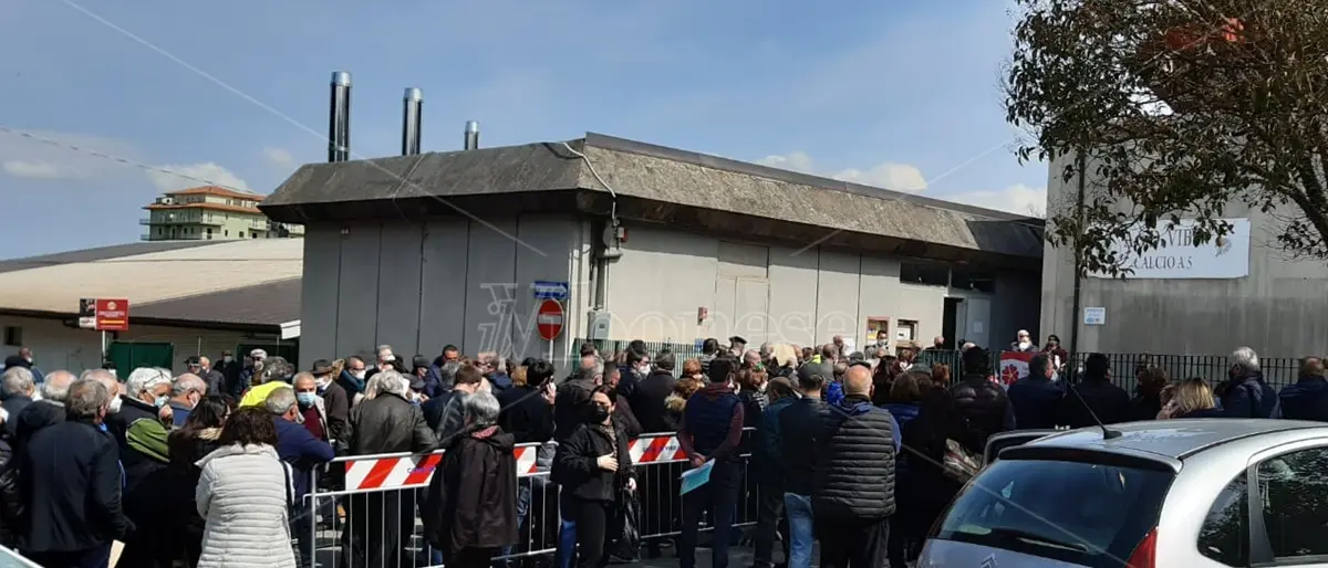 Lunghe file e assembramenti, mercoledì di passione al centro vaccini di Vibo