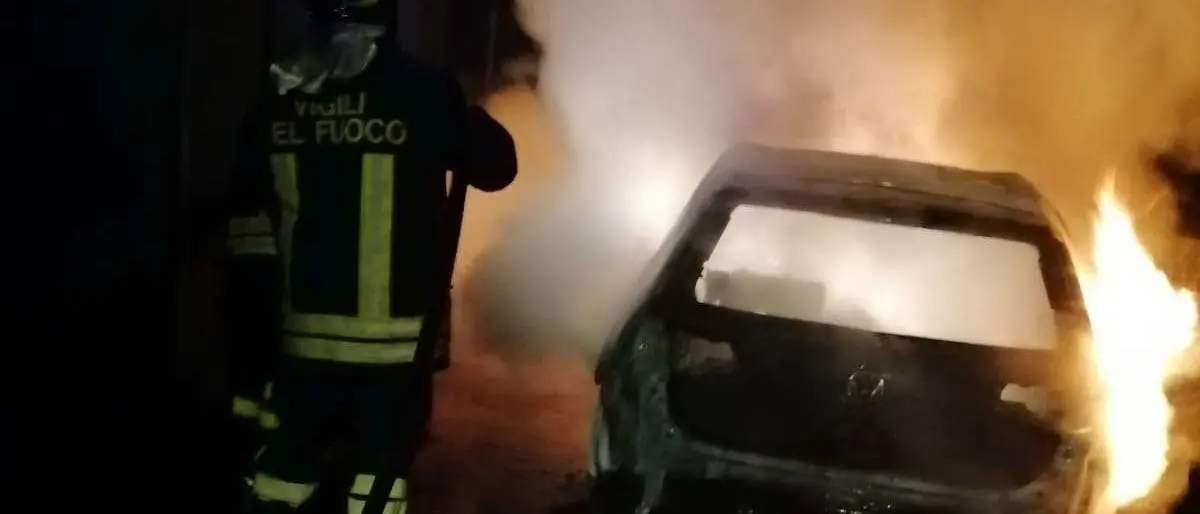 San Gregorio, auto in fiamme nella notte
