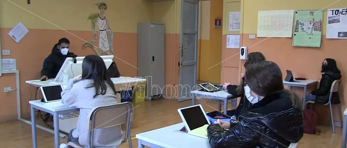 Scuole vibonesi divise tra gioia di ripartire, trasporti inadeguati e incognita Spirlì -Video