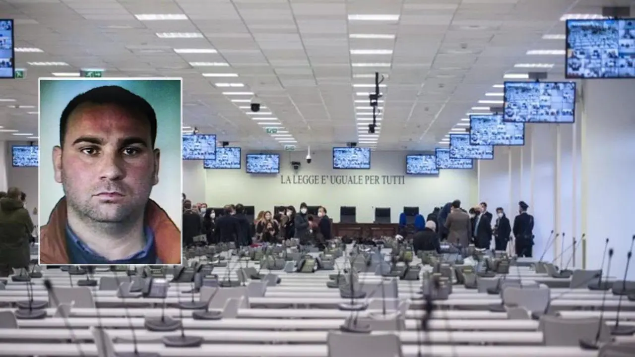 Rinascita Scott, Mantella alla prese con l’album fotografico