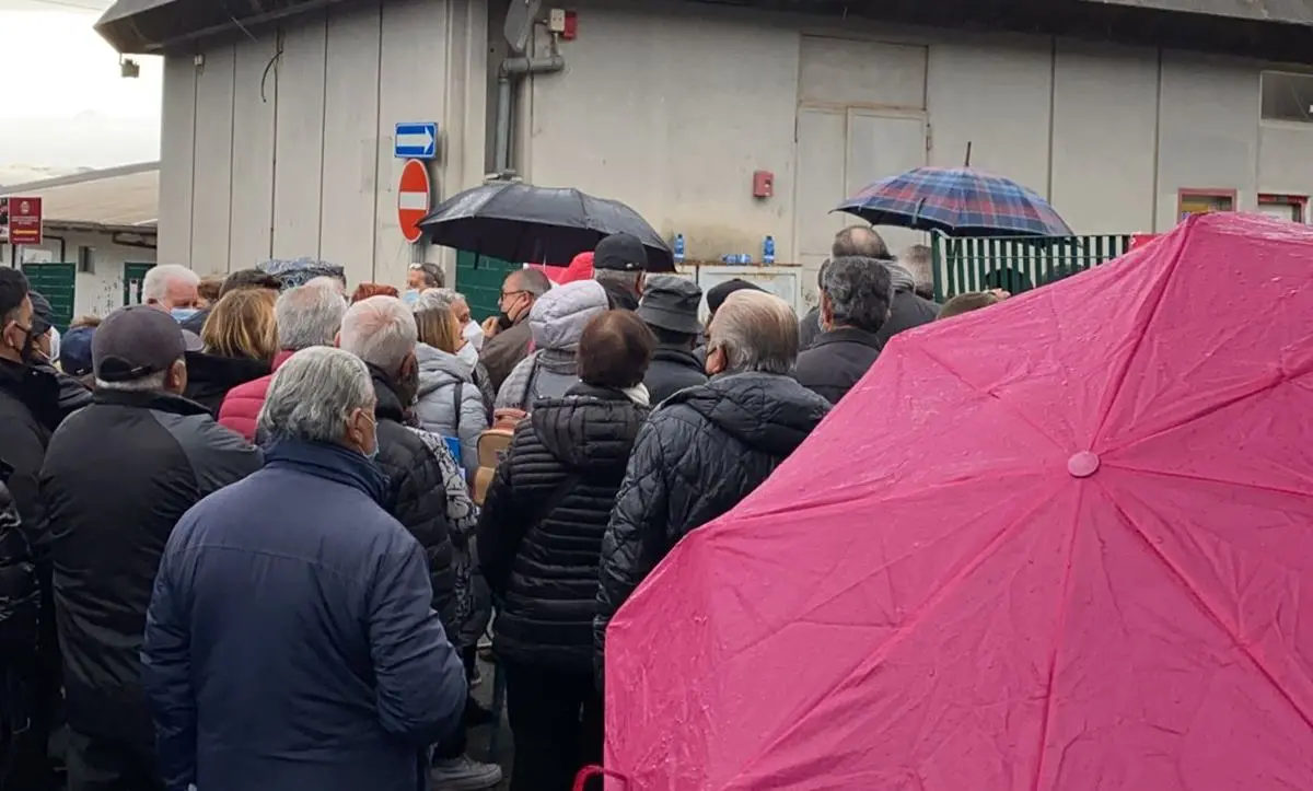 Covid Vibo, tutti in fila sotto la pioggia per il Vax day: disagi e proteste al Palasport - Video