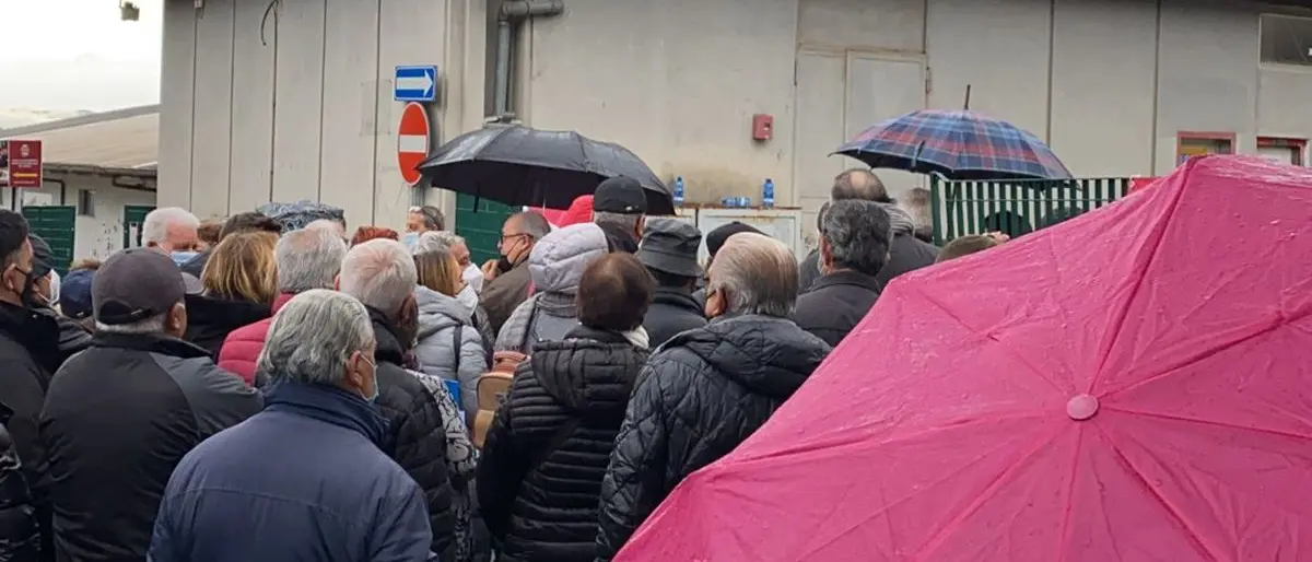 Covid Vibo, tutti in fila sotto la pioggia per il Vax day: disagi e proteste al Palasport - Video
