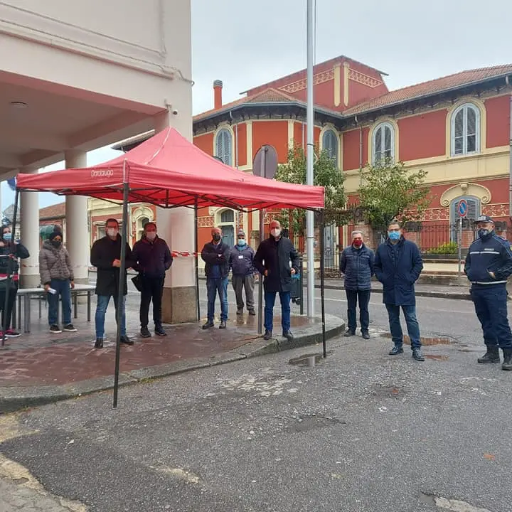 Mileto, anche un neonato tra i nuovi positivi al Covid: totale sale a 107. Il sindaco: «Situazione grave»