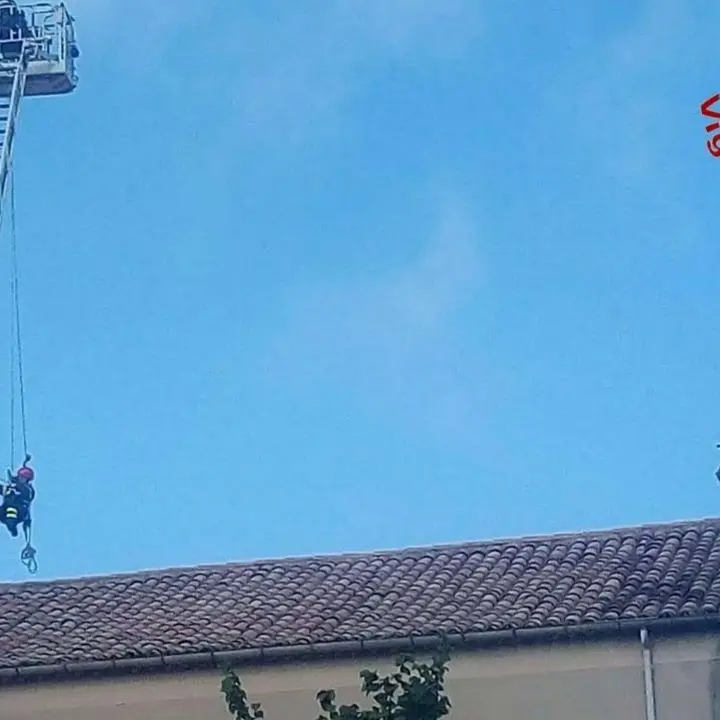Vibo, tegole pericolanti sulla chiesa di San Giuseppe: intervento dei vigili del fuoco