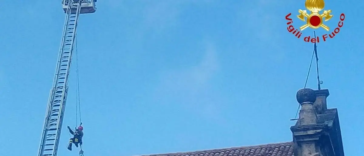 Vibo, tegole pericolanti sulla chiesa di San Giuseppe: intervento dei vigili del fuoco