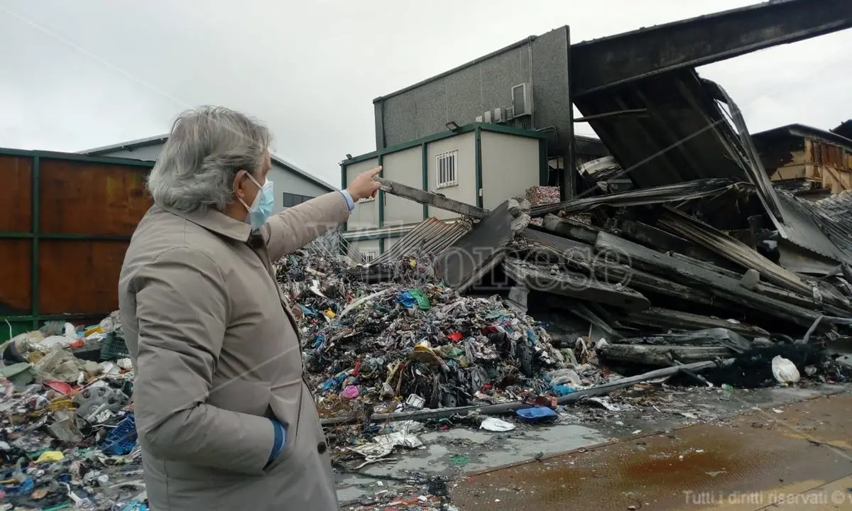 San Nicola da Crissa, in fumo il futuro di 40 famiglie: «Aiutateci a ricostruire la Stella del Sud» - Video