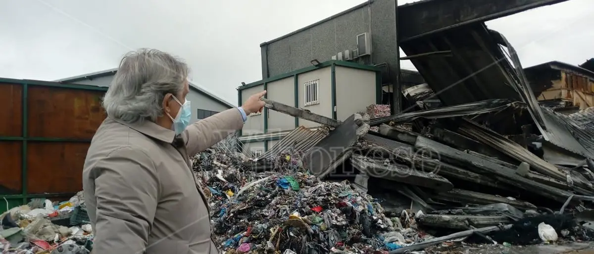 San Nicola da Crissa, in fumo il futuro di 40 famiglie: «Aiutateci a ricostruire la Stella del Sud» - Video