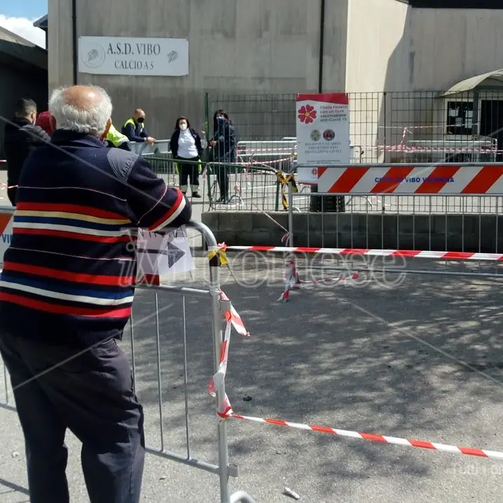 Palazzetto quasi vuoto a Vibo per il Vax day, il commissario: «Venite a vaccinarvi, non abbiate paura»