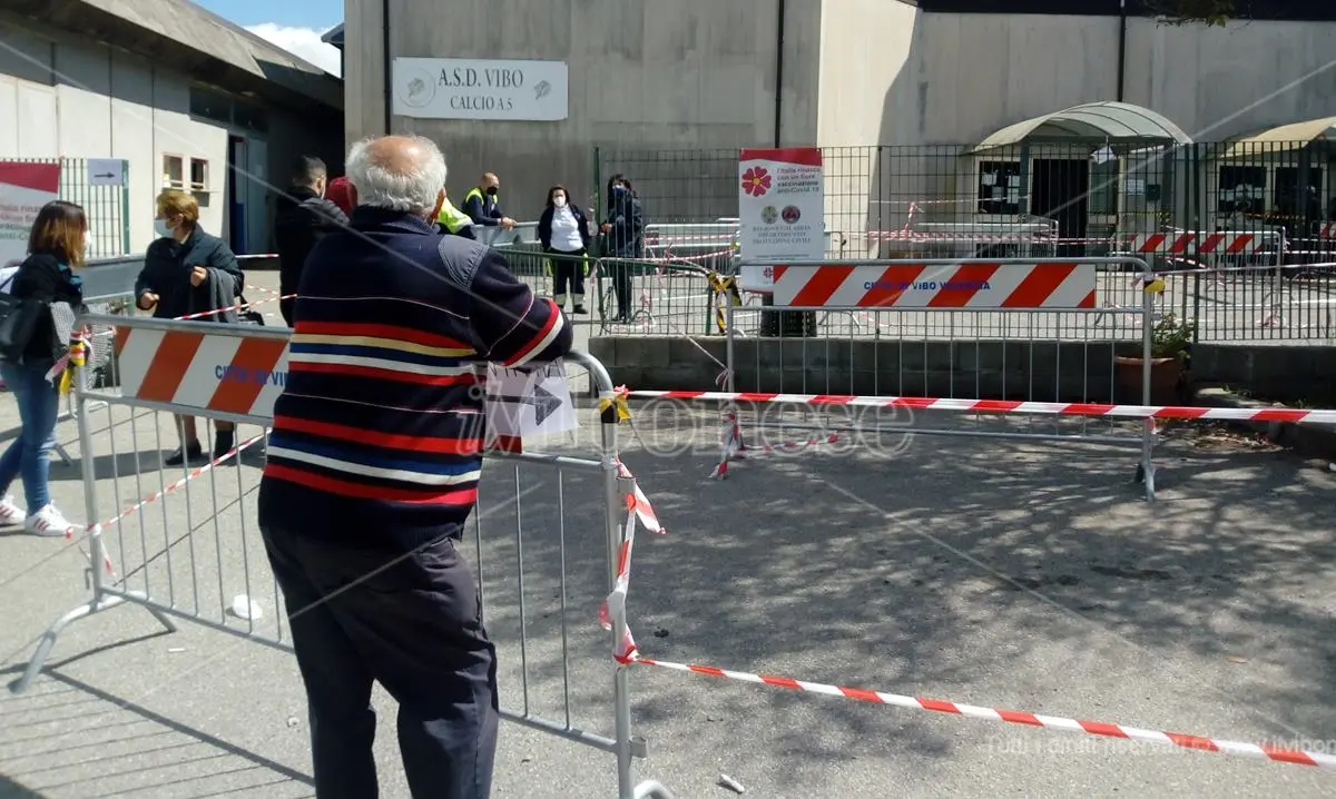 Palazzetto quasi vuoto a Vibo per il Vax day, il commissario: «Venite a vaccinarvi, non abbiate paura»