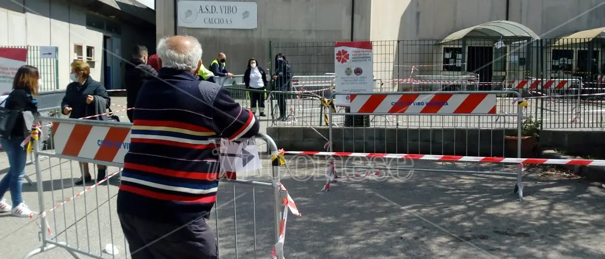 Palazzetto quasi vuoto a Vibo per il Vax day, il commissario: «Venite a vaccinarvi, non abbiate paura»