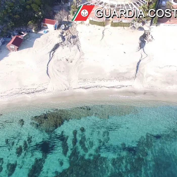 Sulla spiaggia di Grotticelle demoliti 11 manufatti abusivi su 13 - Video