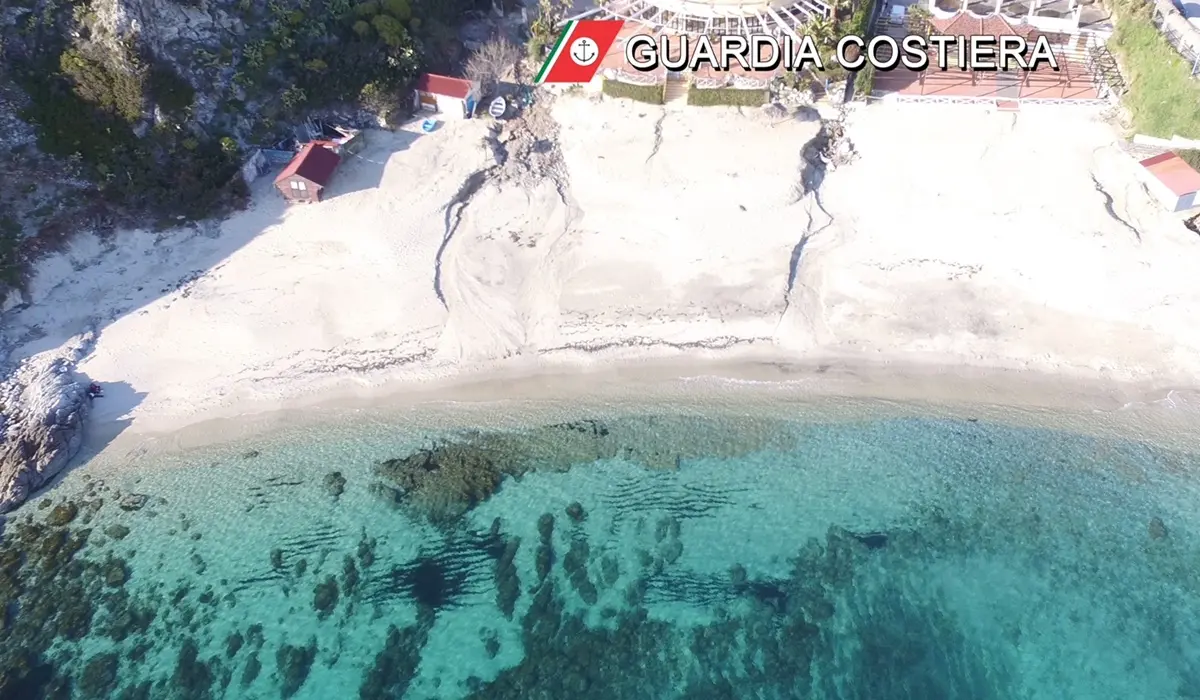 Sulla spiaggia di Grotticelle demoliti 11 manufatti abusivi su 13 - Video
