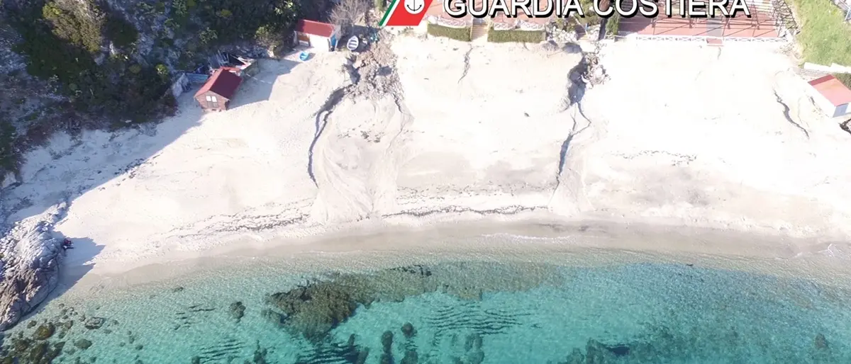 Sulla spiaggia di Grotticelle demoliti 11 manufatti abusivi su 13 - Video
