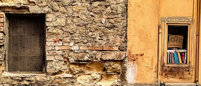 Pizzo, libri sui davanzali e nelle fessure dei muri per celebrare la lettura