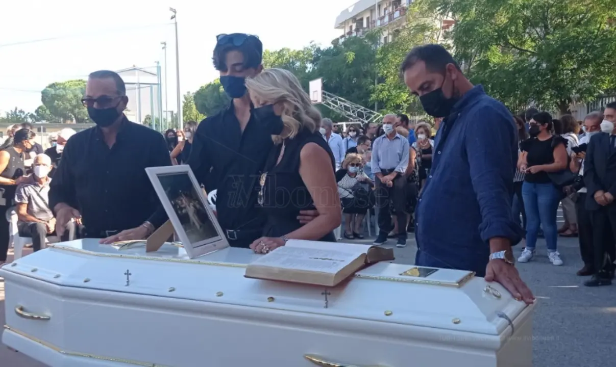 A Soverato l’ultimo saluto a Simona, la giovane uccisa da un branco di cani -VIDEO