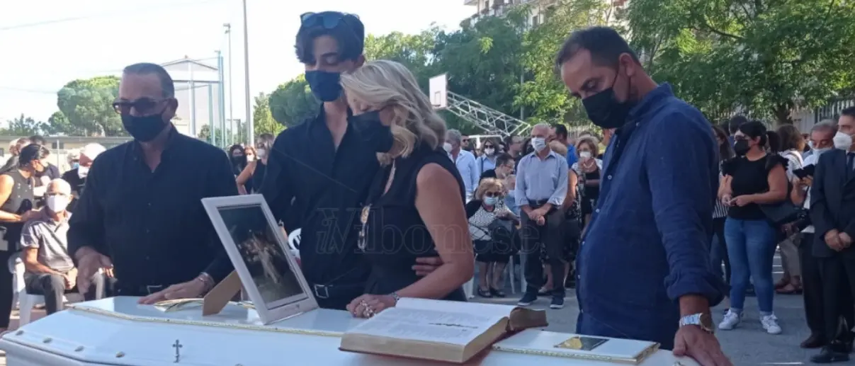 A Soverato l’ultimo saluto a Simona, la giovane uccisa da un branco di cani -VIDEO