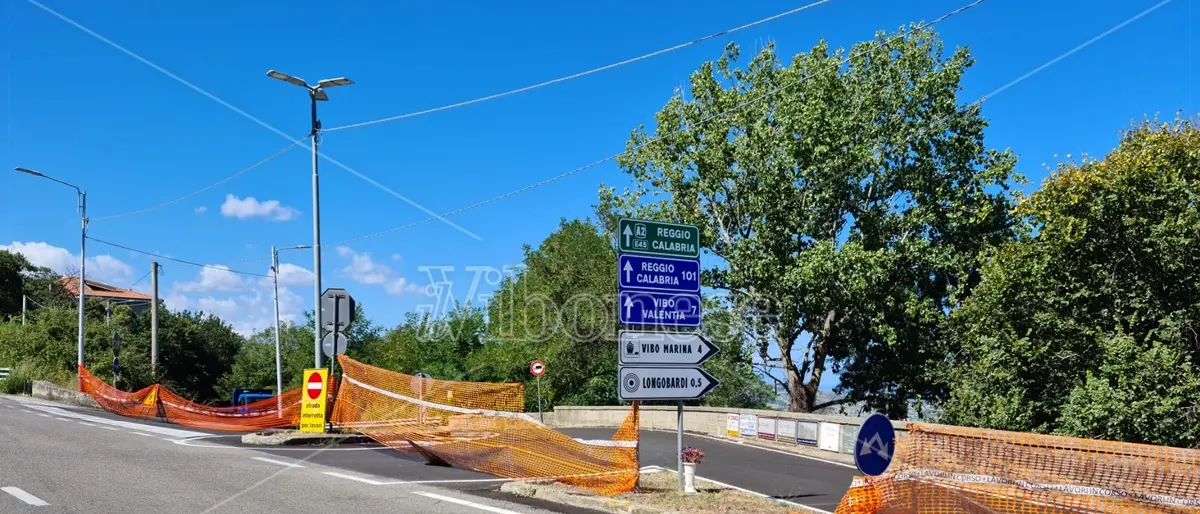 Vibo, cede ancora il manto stradale: chiuso di nuovo l’accesso a Longobardi