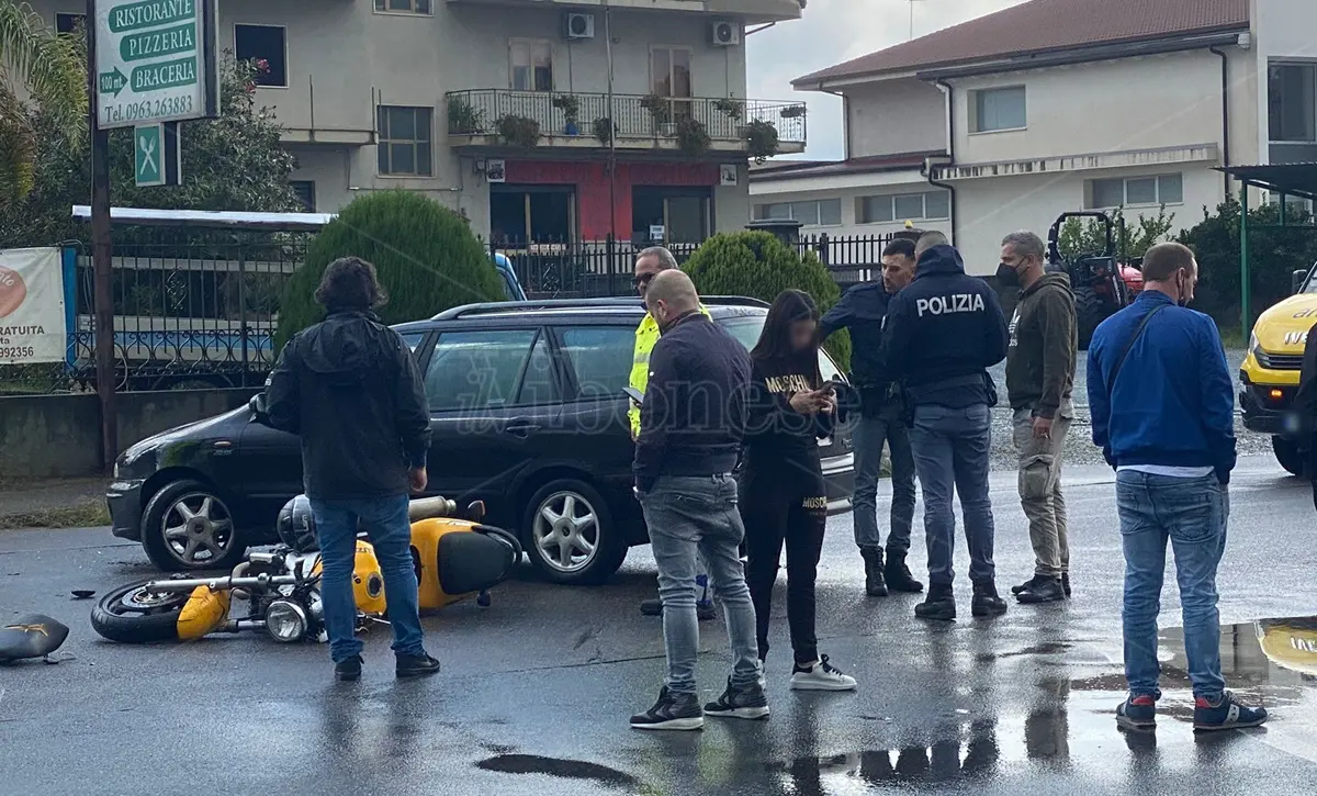 Incidente sulla Ss18 a Vibo: un ferito nello scontro tra un'auto e una moto
