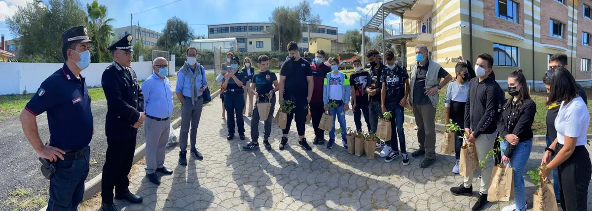 Ambiente, “Un albero per il futuro” fa tappa all’istituto “Gagliardi” di Vibo