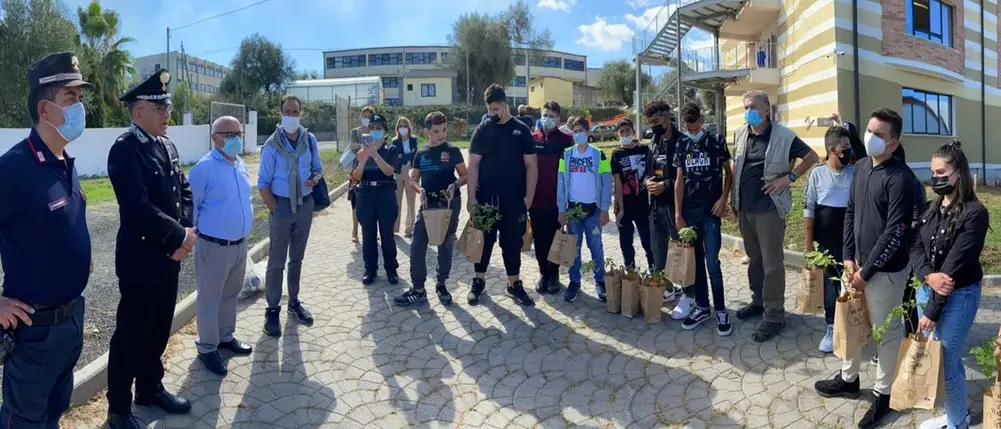 Ambiente, “Un albero per il futuro” fa tappa all’istituto “Gagliardi” di Vibo