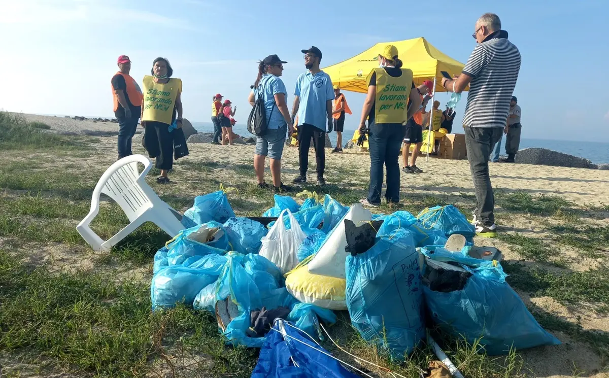Legambiente scende in campo a Bivona per ripulire la foce del torrente Sant'Anna