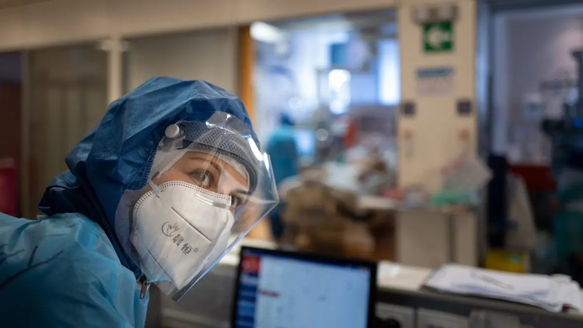 Indispensabili infermieri - fotografie dall\\u2019Ospedale di Santa Maria Nuova, l\\'Ospedale pi\\u00F9 antico del mondo che esercita ancora dove \\u00E8 stato costruito, l\\'Ospedale dove Leonardo Da Vinci compiva i suoi studi autoptici e dove Monna Tessa, nutrice di Beatrice Portinari (la Beatrice di Dante), dedicandosi alla cura dei malati fond\\u00F2 l\\'Ospedale e la congregazione delle suore oblate ospitaliere di S. Maria Nuova, le prime suore infermiere 2020-06-09 \\u00A9 Massimo Sestini