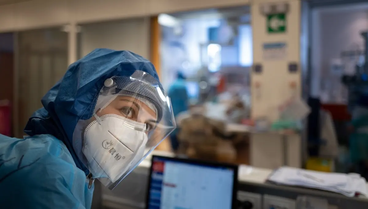 Indispensabili infermieri - fotografie dall’Ospedale di Santa Maria Nuova, l'Ospedale più antico del mondo che esercita ancora dove è stato costruito, l'Ospedale dove Leonardo Da Vinci compiva i suoi studi autoptici e dove Monna Tessa, nutrice di Beatrice Portinari (la Beatrice di Dante), dedicandosi alla cura dei malati fondò l'Ospedale e la congregazione delle suore oblate ospitaliere di S. Maria Nuova, le prime suore infermiere 2020-06-09 © Massimo Sestini