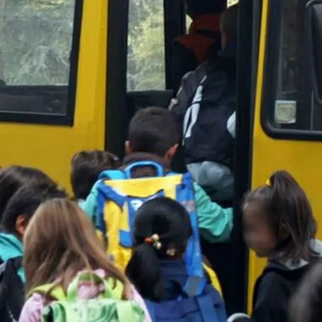 Trasporto scolastico straordinario: l’Amministrazione garantisce la continuità del servizio gratuito\n