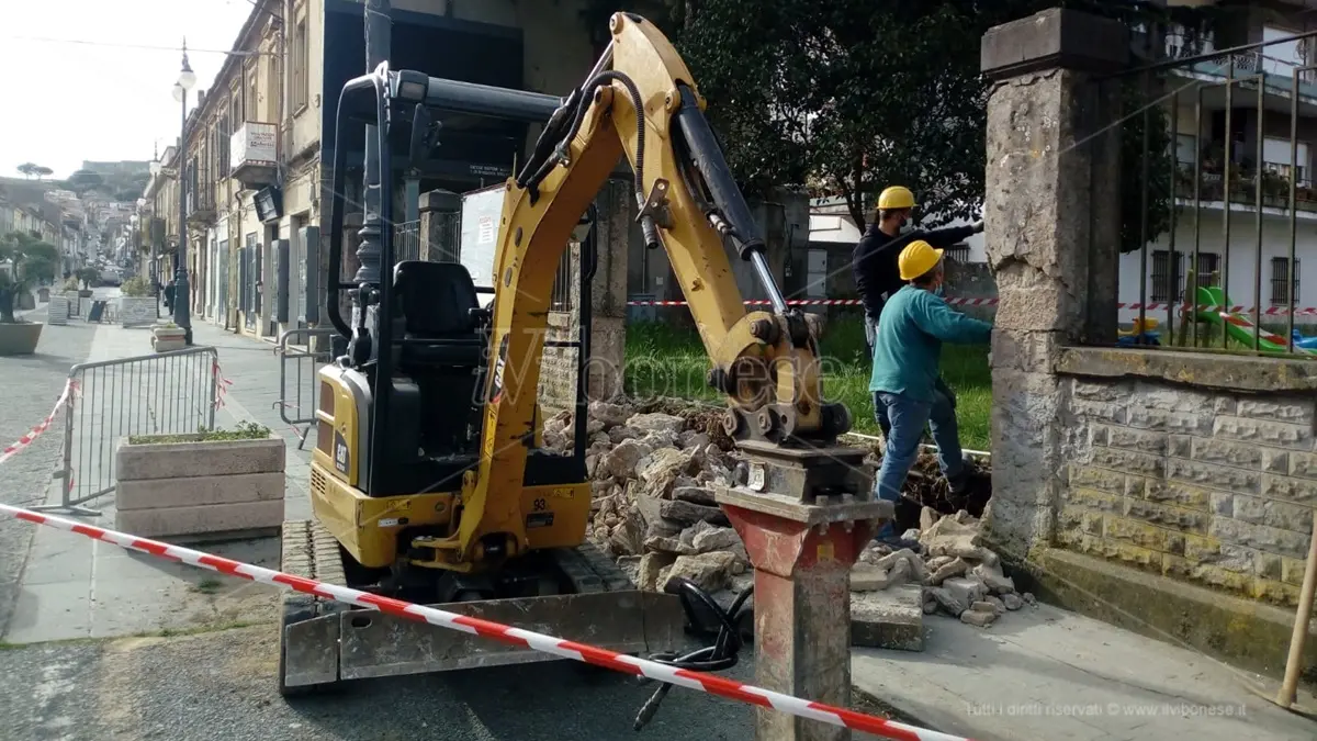 Il Comune di Vibo tira dritto, abbattuta parte del muro della Don Bosco - Foto/Video