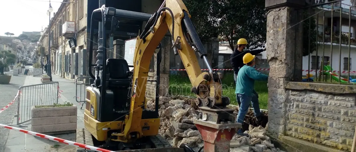 Il Comune di Vibo tira dritto, abbattuta parte del muro della Don Bosco - Foto/Video