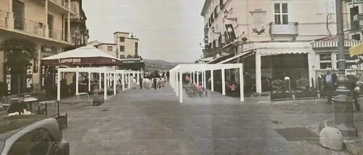 Pizzo, polemica sulle pensiline bioclimatiche. Il M5S: «Meglio i dehors»