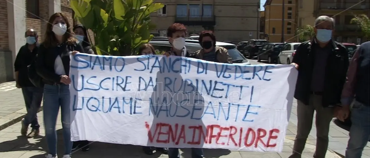 Vibo, rabbia dei cittadini per l'acqua non potabile a Vena Inferiore: «10 mesi e nulla è cambiato» - Video