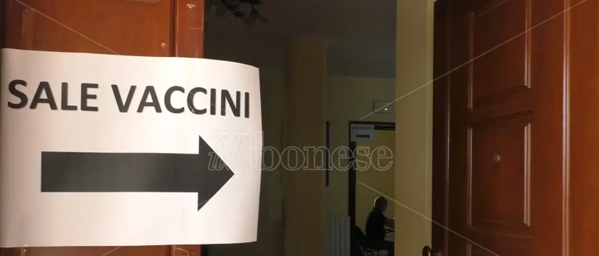 Vaccini anti-Covid, l’annuncio di Speranza: «Terza dose per over 18 già dal primo dicembre»