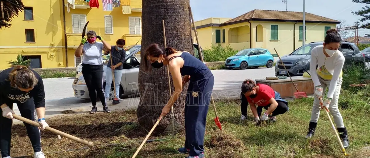 Tornano i fiori nelle aiuole di Vibo Marina grazie ad alunni, mamme e prof