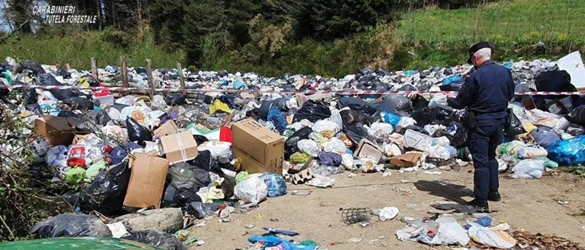 Discarica rifiuti incontrollata a Simbario, denunciati sindaco e tecnico comunale