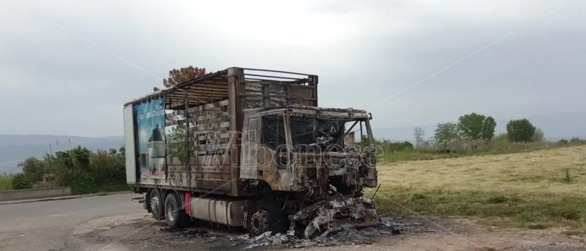 Intimidazione a Mileto: camion distrutto da un rogo