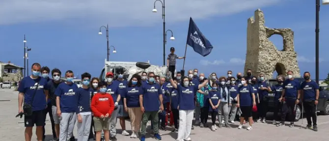 Giornata ecologica a Briatico, volontari Plastic free e residenti in campo per la pulizia della spiaggia
