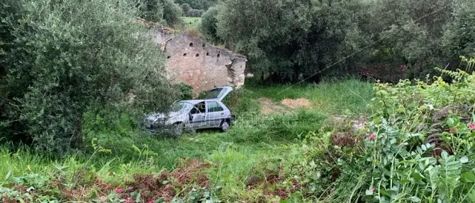 Incidente tra Cessaniti e Pannaconi, auto finisce fuori strada