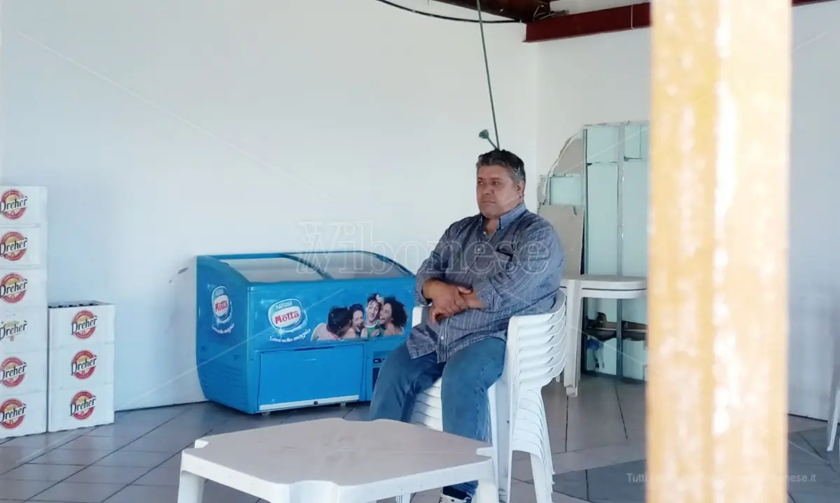 Ruspe in azione al Pennello, Francolino si barrica nel Chiosco azzurro - Video