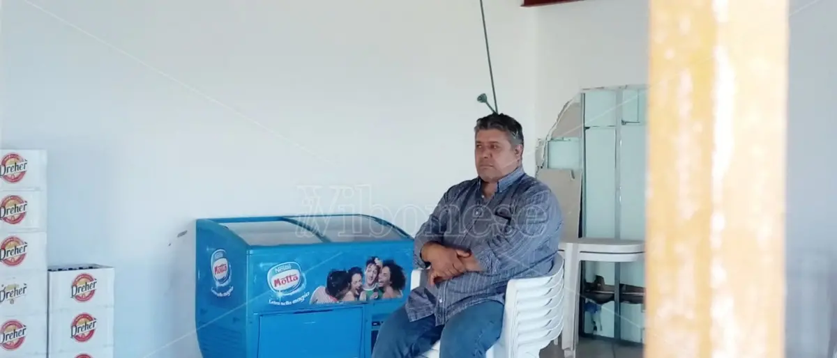 Ruspe in azione al Pennello, Francolino si barrica nel Chiosco azzurro - Video