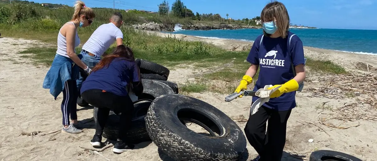 I volontari di Plastic Free liberano la spiaggia di Trainiti